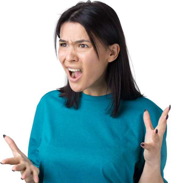 Gri arka planda duran şaşırmış yüz ifadesiyle genç ve güzel bir kadın..