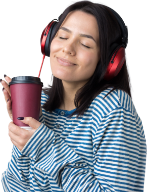 Çizgili yelek giymiş genç bir kız stüdyoda kırmızı kulaklıkla müzik dinliyor ve dans ediyor..