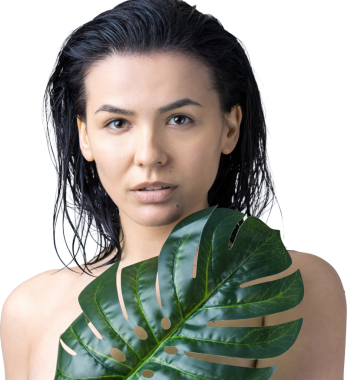 Doğal yeşil palmiye yaprağı portresi olan bir kadın. Moda, güzellik, makyaj, kozmetik.