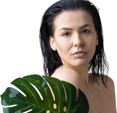 Doğal yeşil palmiye yaprağı portresi olan bir kadın. Moda, güzellik, makyaj, kozmetik.