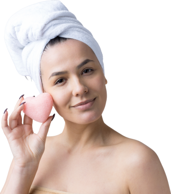 Kafasında beyaz havluyla güzel bir kadın portresi ve pembe bir kalbe bakan bir vücut için sünger. Cilt temizleme eko organik kozmetik rahatlama konsepti.