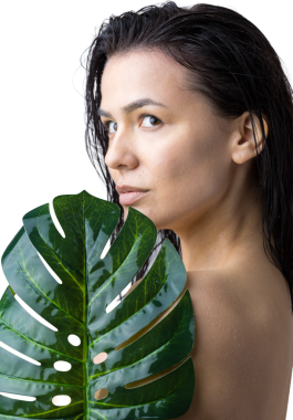 Doğal yeşil palmiye yaprağı portresi olan bir kadın. Moda, güzellik, makyaj, kozmetik.
