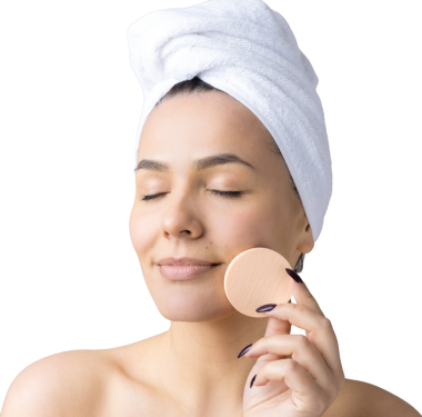 Kafasında beyaz havluyla güzel bir kadın portresi ve pembe bir kalbe bakan bir vücut için sünger. Cilt temizleme eko organik kozmetik rahatlama konsepti.