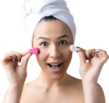 Kafasında beyaz havluyla güzel bir kadın portresi ve pembe bir kalbe bakan bir vücut için sünger. Cilt temizleme eko organik kozmetik rahatlama konsepti.