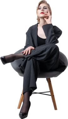 Takım elbiseli, uzun bacaklı iş kadını stüdyoda..