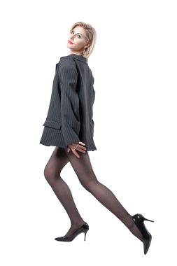 Takım elbiseli, uzun bacaklı iş kadını stüdyoda..