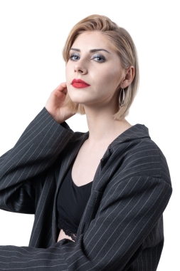 Stüdyodaki baştan çıkarıcı, şık bir iş kadınının portresi. Takım elbiseli sarışın kız..