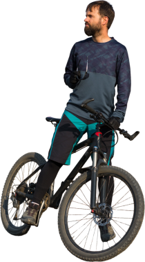 Şortlu ve formalı bisikletçi, modern karbon kuyruklu motorsikletli. Uçurumun kenarında, yeşil bahar ormanlarının arka planında duran bir hava süspansiyon çatalı var.