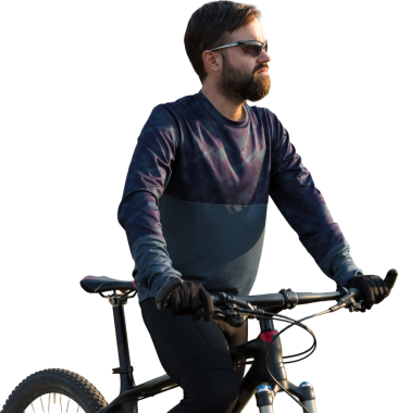 Şortlu ve formalı bisikletçi, modern karbon kuyruklu motorsikletli. Uçurumun kenarında, yeşil bahar ormanlarının arka planında duran bir hava süspansiyon çatalı var.