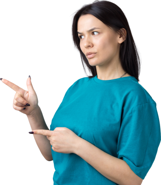 Mavi tişörtlü, parmaklarını gösteren mutlu beyaz kadın.