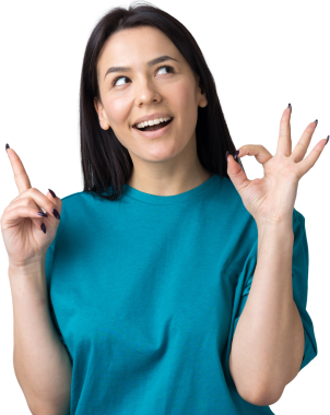 Gülümseyen kız el kol hareketi yapıyor.