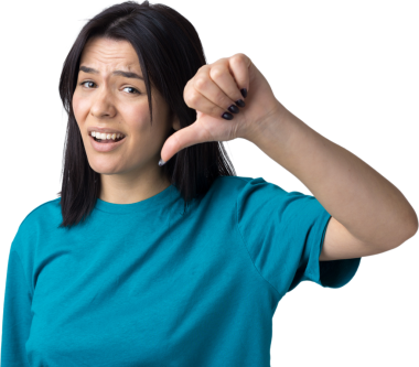 Mavi kolsuz tişörtlü genç bir esmer, olumsuz bir ifadeyle başparmak hareketi yapıyor.