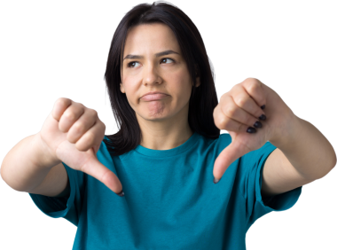 Mavi kolsuz tişörtlü genç bir esmer, olumsuz bir ifadeyle başparmak hareketi yapıyor.