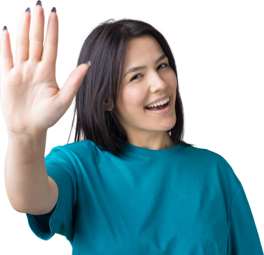 Gülümseyen kadın elini sallar gibi kaldırdı..