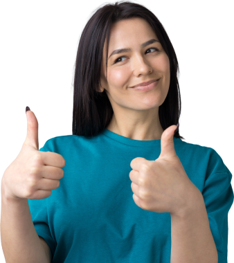 Mavi tişörtlü mutlu, beyaz bir kadın baş parmak işareti yapıyor ve gülümsüyor. İyi iş ve saygı..