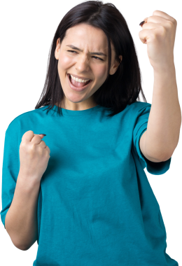 Çekici bağırışların yakın portresi. Genç yaşta yumruklarıyla gülümsüyor. Gri arka planda izole kot gömlek giyen kız arkadaşı.