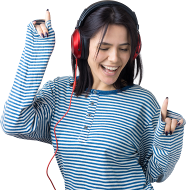 Çizgili yelek giymiş genç bir kız stüdyoda kırmızı kulaklıkla müzik dinliyor ve dans ediyor..