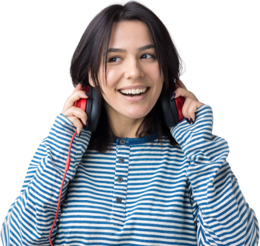 Çizgili yelek giymiş genç bir kız stüdyoda kırmızı kulaklıkla müzik dinliyor ve dans ediyor..