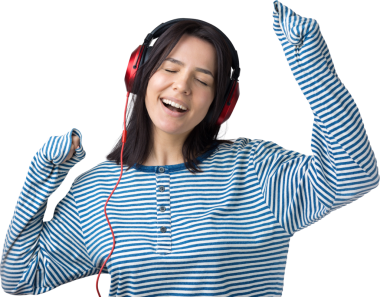 Çizgili yelek giymiş genç bir kız stüdyoda kırmızı kulaklıkla müzik dinliyor ve dans ediyor..