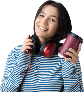 Çizgili yelek giymiş genç bir kız stüdyoda kırmızı kulaklıkla müzik dinliyor ve dans ediyor..