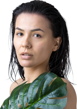 Doğal yeşil palmiye yaprağı portresi olan bir kadın. Moda, güzellik, makyaj, kozmetik.