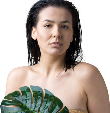 Doğal yeşil palmiye yaprağı portresi olan bir kadın. Moda, güzellik, makyaj, kozmetik.