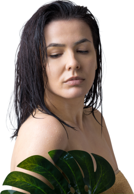 Doğal yeşil palmiye yaprağı portresi olan bir kadın. Moda, güzellik, makyaj, kozmetik.