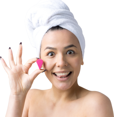 Kafasında beyaz havluyla güzel bir kadın portresi ve pembe bir kalbe bakan bir vücut için sünger. Cilt temizleme eko organik kozmetik rahatlama konsepti.