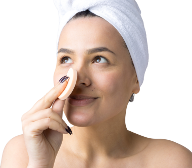 Kafasında beyaz havluyla güzel bir kadın portresi ve pembe bir kalbe bakan bir vücut için sünger. Cilt temizleme eko organik kozmetik rahatlama konsepti.