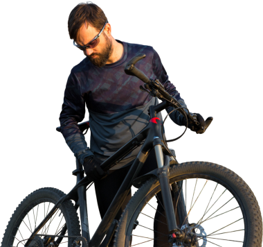 Şortlu ve formalı bisikletçi, modern karbon kuyruklu motorsikletli. Uçurumun kenarında, yeşil bahar ormanlarının arka planında duran bir hava süspansiyon çatalı var.