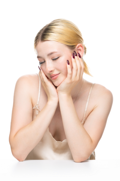 Altın kapaklı çilli genç sarışın bir kız. Stüdyoda beyaz arka planda bir kadının güzel portresi..