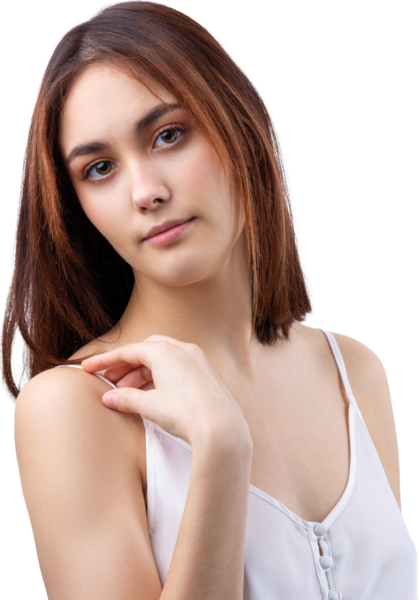 Temiz ciltli, doğal makyajlı ve gri arka planda beyaz dişli güzel bir kadın.