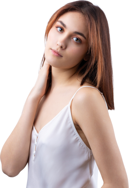 Temiz ciltli, doğal makyajlı ve gri arka planda beyaz dişli güzel bir kadın.