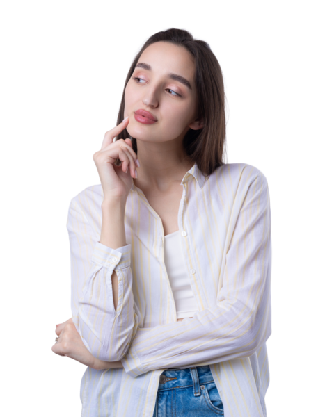 Beyaz arka planda soyutlanmış, düşünen güzel bir genç kadının portresi.
