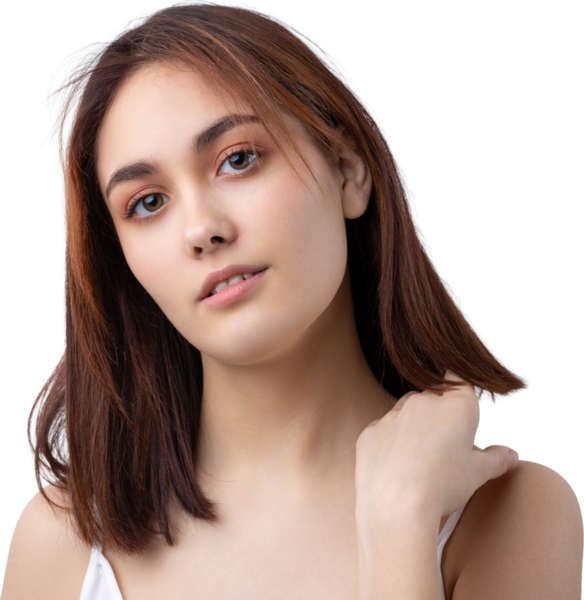 Temiz ciltli, doğal makyajlı ve gri arka planda beyaz dişli güzel bir kadın.