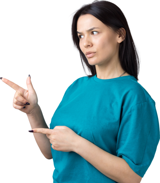 Mavi tişörtlü, parmaklarını gösteren mutlu beyaz kadın.