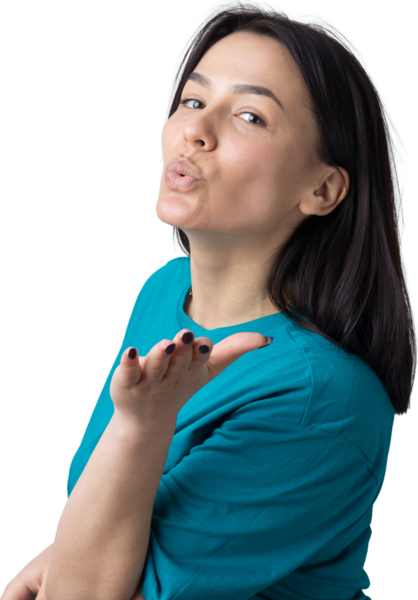 Gri arka planda, hava öpücüğü veren, flört eden genç bir kadının portresi.