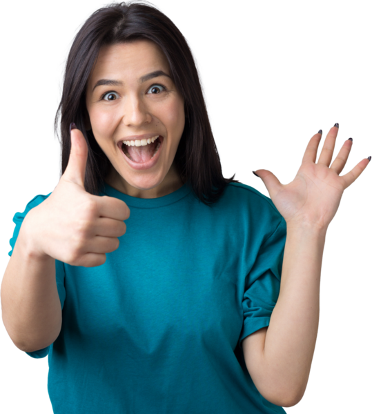 Gri arka planda duran şaşırmış yüz ifadesiyle genç ve güzel bir kadın..