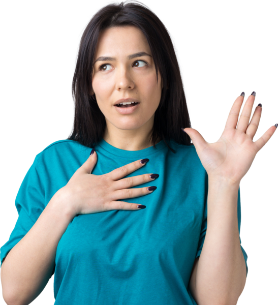 Gri arka planda duran şaşırmış yüz ifadesiyle genç ve güzel bir kadın..