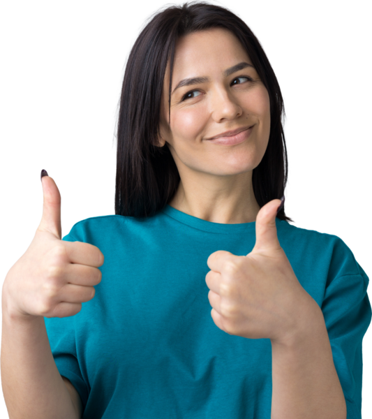 Mavi tişörtlü mutlu, beyaz bir kadın baş parmak işareti yapıyor ve gülümsüyor. İyi iş ve saygı..