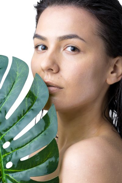 Doğal yeşil palmiye yaprağı portresi olan bir kadın. Moda, güzellik, makyaj, kozmetik.