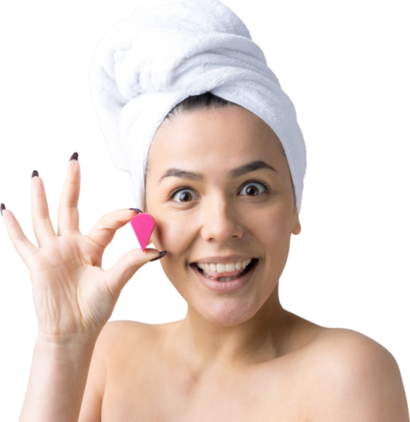 Kafasında beyaz havluyla güzel bir kadın portresi ve pembe bir kalbe bakan bir vücut için sünger. Cilt temizleme eko organik kozmetik rahatlama konsepti.