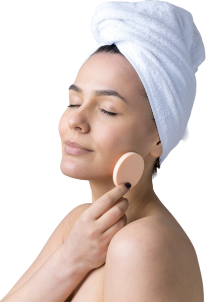 Kafasında beyaz havluyla güzel bir kadın portresi ve pembe bir kalbe bakan bir vücut için sünger. Cilt temizleme eko organik kozmetik rahatlama konsepti.