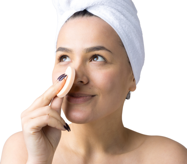 Kafasında beyaz havluyla güzel bir kadın portresi ve pembe bir kalbe bakan bir vücut için sünger. Cilt temizleme eko organik kozmetik rahatlama konsepti.