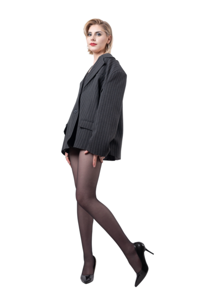 Takım elbiseli, uzun bacaklı iş kadını stüdyoda..