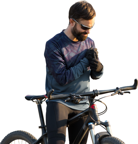 Şortlu ve formalı bisikletçi, modern karbon kuyruklu motorsikletli. Uçurumun kenarında, yeşil bahar ormanlarının arka planında duran bir hava süspansiyon çatalı var.