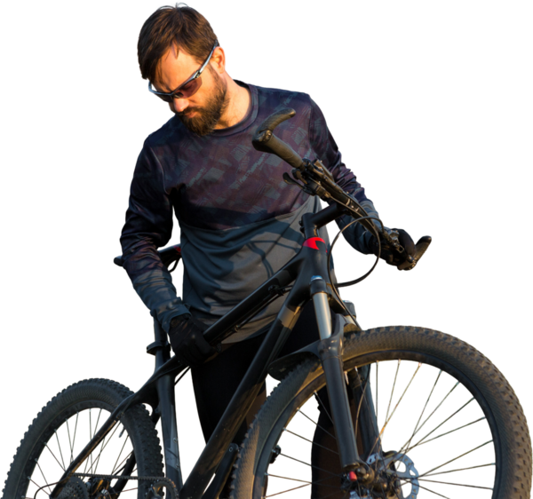 Şortlu ve formalı bisikletçi, modern karbon kuyruklu motorsikletli. Uçurumun kenarında, yeşil bahar ormanlarının arka planında duran bir hava süspansiyon çatalı var.