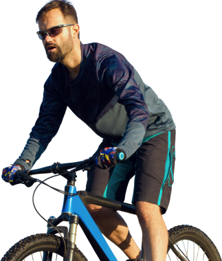 Şortlu ve formalı bisikletçi, modern karbon kuyruklu motorsikletli. Uçurumun kenarında, yeşil bahar ormanlarının arka planında duran bir hava süspansiyon çatalı var.