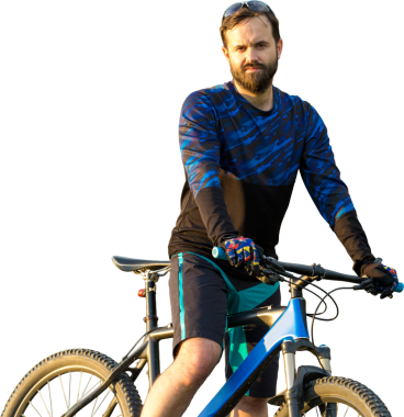 Şortlu ve formalı bisikletçi, modern karbon kuyruklu motorsikletli. Uçurumun kenarında, yeşil bahar ormanlarının arka planında duran bir hava süspansiyon çatalı var.