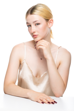 Altın kapaklı çilli genç sarışın bir kız. Stüdyoda beyaz arka planda bir kadının güzel portresi..